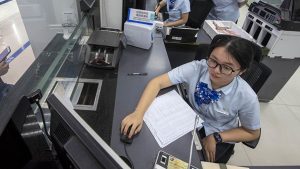Seseorang bekerja di meja layanan dan sibuk tanpa memperhatikan keadaan wajahnya terlalu sibuk sehingga melupakan perawatan wajah
